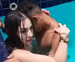Video Viral den esta adolescentes Casero en numbed Piscina 2021 COMLETO AQUI sex vids fumacrom xxx movie PHVz