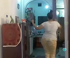 Molten desi indian bhabi shaking her sexi ass &boobs on bigo live...1