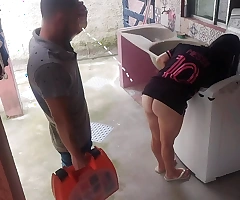 Dona de casa casada paga técnico de máquina de lavar com a bunda enquanto marido esta fora